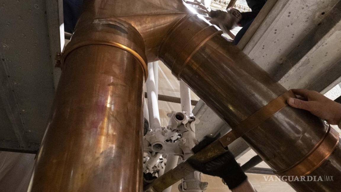 $!Los técnicos instalan las mesas en las que votarán los cardenales o la estufa en la que los cardenales quemarán sus votos secretos, además de otros retoques.