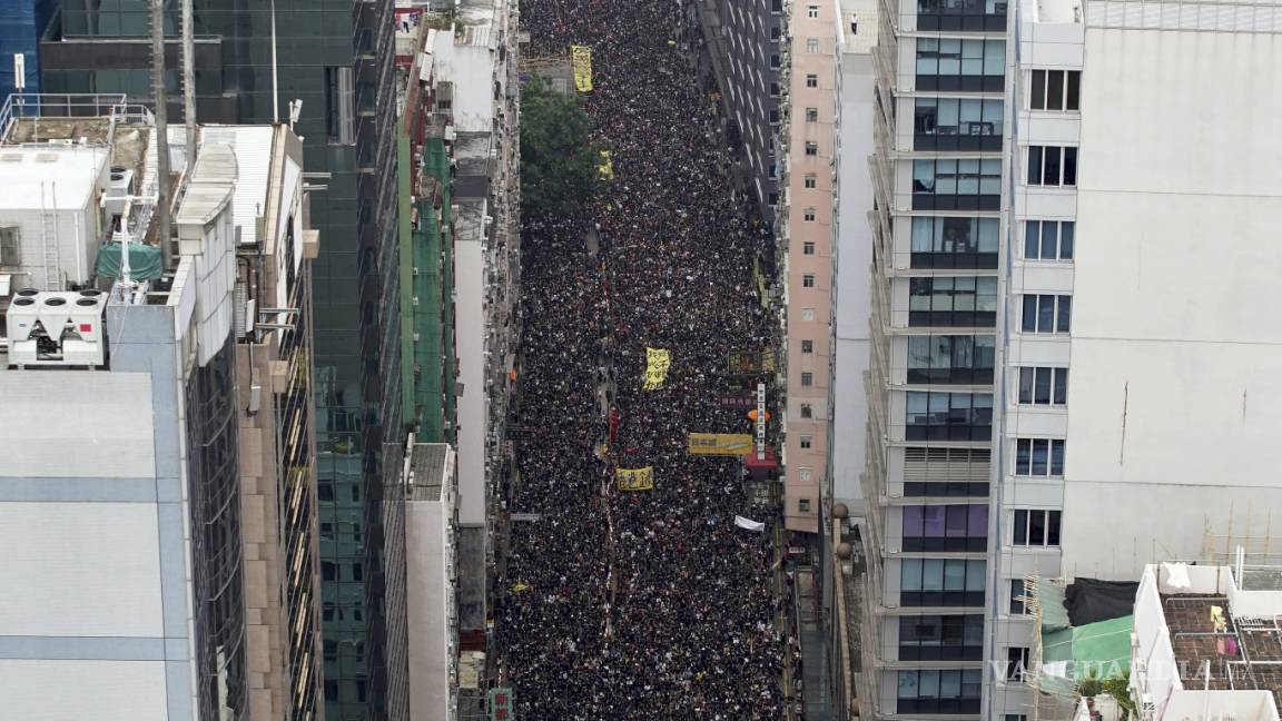 Marchan y protestan dos millones en Hong Kong, exigiendo desechar la ley de extradición