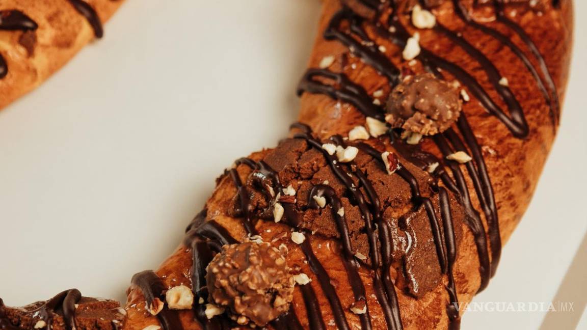 $!Delibaguette deslumbra con su rosca de Ferrero, rellena de crema de avellana y cubierta con trozos del icónico chocolate, perfecta para los amantes de lo dulce.