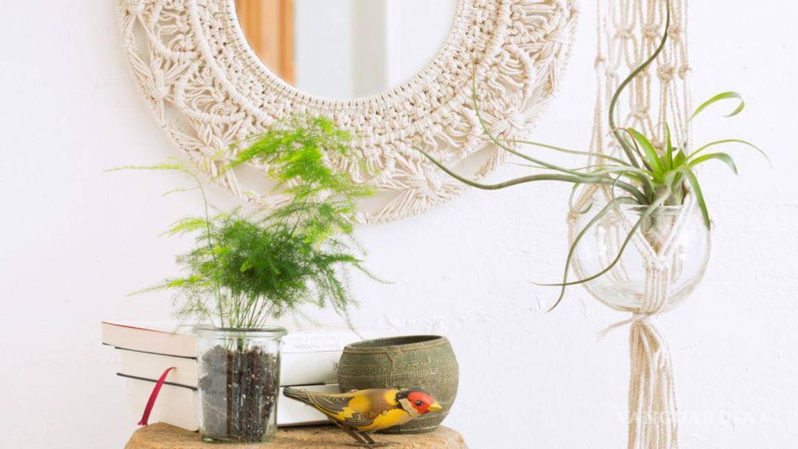 $!El macramé ayuda a vestir marcos y a aportarles toques personales a través de flores, perlas y detalles.