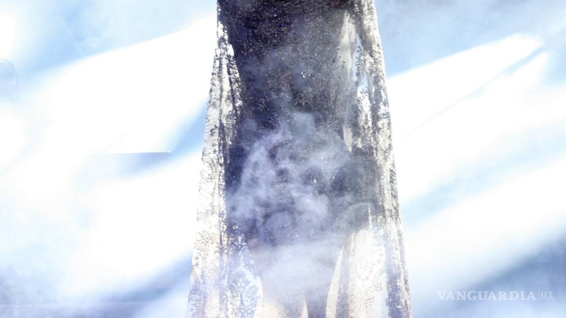 $!Yuridia enamora con su voz, pero no llena auditorio