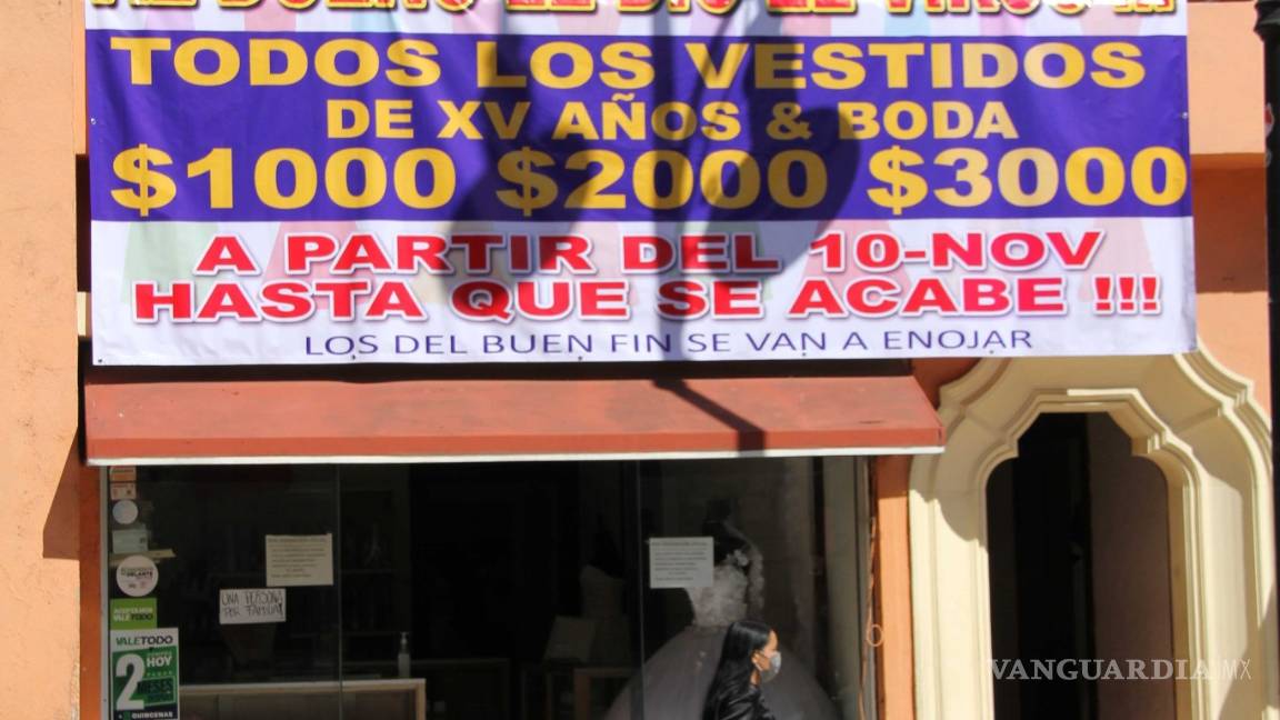 $!Rematan vestidos en tienda de Saltillo porque 'al dueño le dio el virus'
