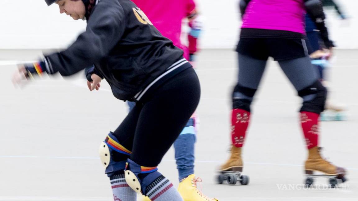 $!Patinadores realizando ejercicios y estiramientos en Estados Unidos.