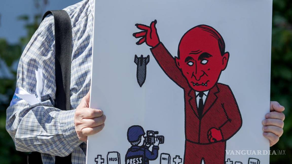 $!Un persona con un cartel del presidente ruso Putin arrojando una bomba frente a la embajada rusa en Chisinau, Moldov.