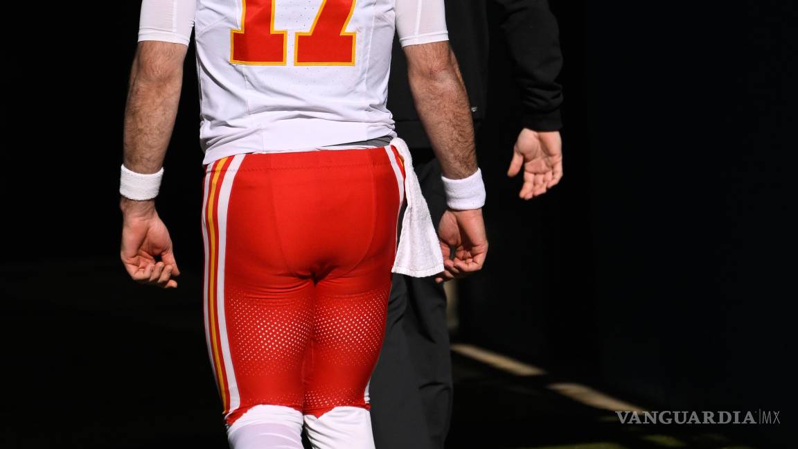 $!Gardner Minshaw, quien suplía a Patrick Mahomes por lesión, también salió del juego de los Chiefs ante Titans, por una molestia.