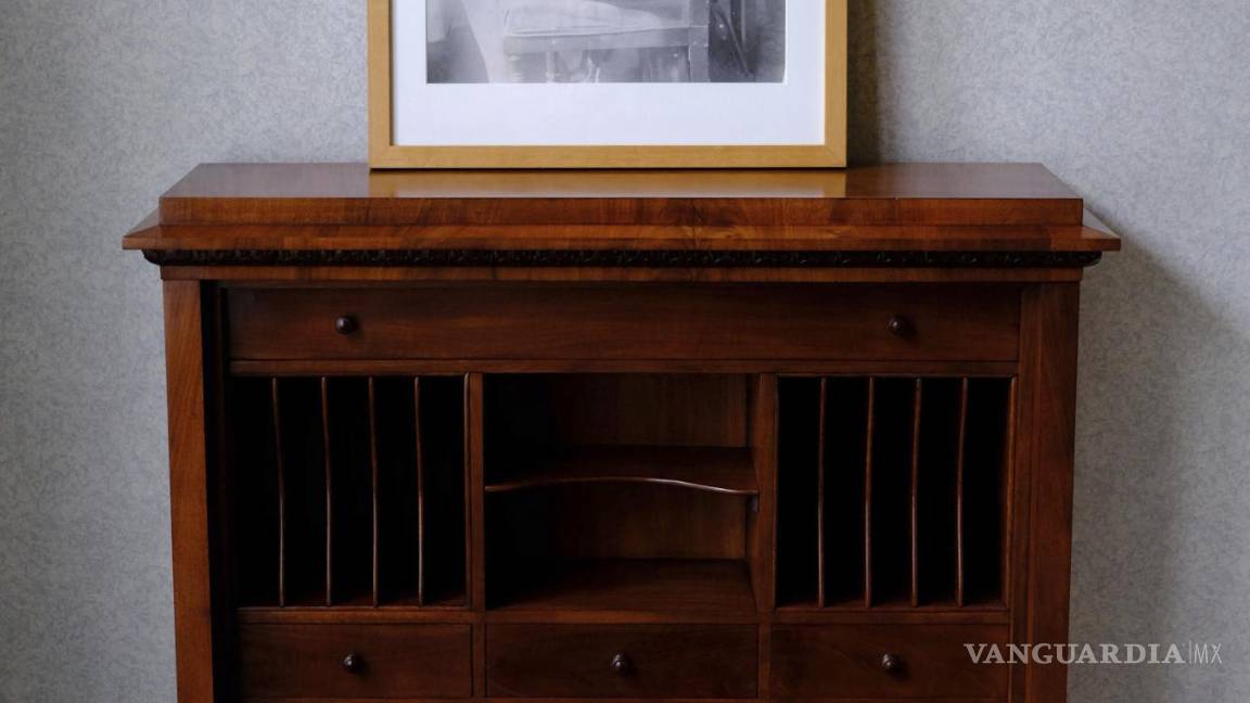 $!Una fotografía de Ana Frank sobre una réplica del escritorio que usó en el apartamento de su familia en Ámsterdam.