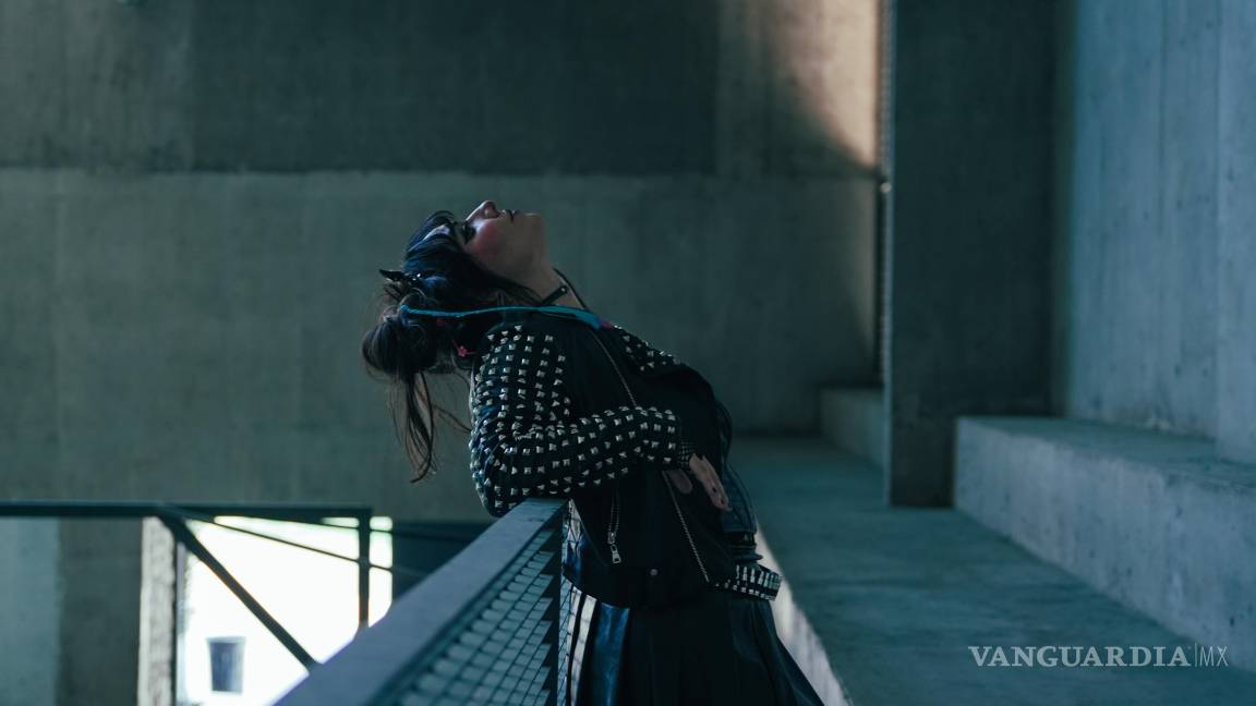 $!Cantante estrena video musical grabado en el Museo de la Muñeca de Saltillo