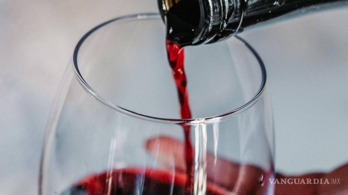 $!¿Cómo abrir una botella de vino sin sacacorchos? 10 técnicas que te salvarán en Año Nuevo