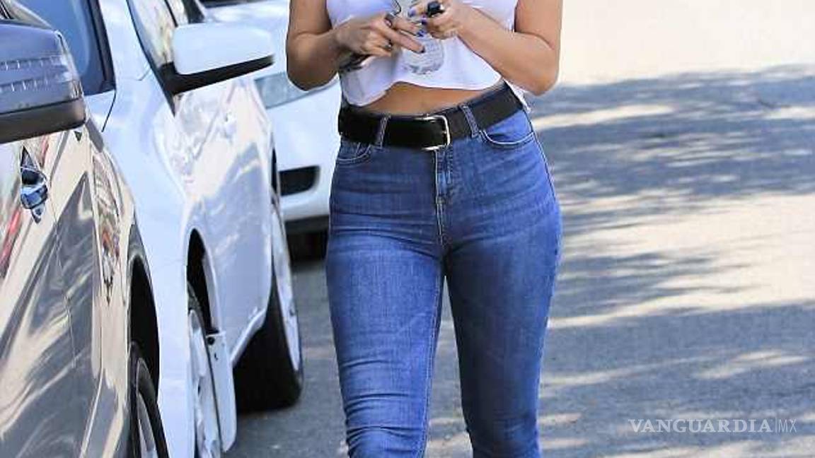 $!Eiza González pasea con camiseta, pero sin brasier por Los Ángeles