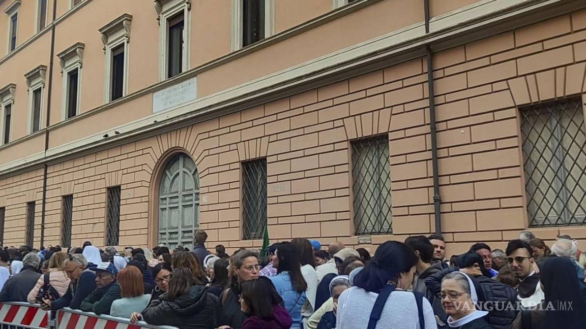 $!Fieles esperan para poder ver el féretro del papa Francisco. Los homenajes al Pontífice inician con el traslado del féretro a la basílica de San Pedro.