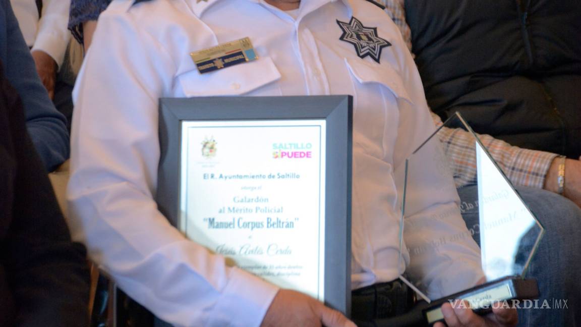 $!Elemento de la Policía Municipal de Saltillo recibe galardón por trayectoria
