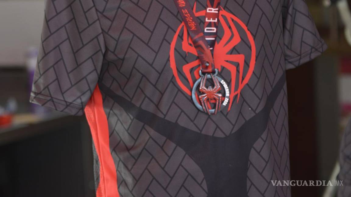 $!Playera que se entregará a los participantes y medalla que recibirán los ganadores.