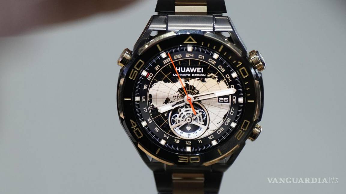 $!Un visitante manipula el nuevo Huawei Watch Ultimate Gold durante la jornada inaugural del MWC 2024 en Barcelona.