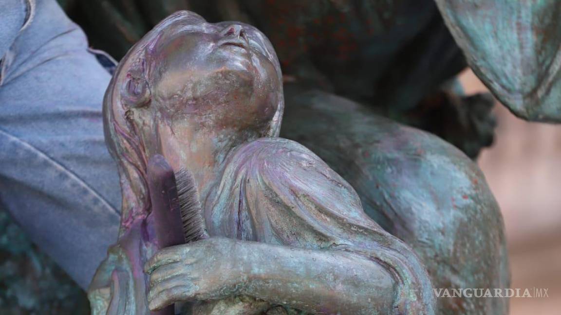 $!Cepillos metálicos en limpieza tras 8M alertan a restauradores: ‘le van a dar en la torre a escultura’