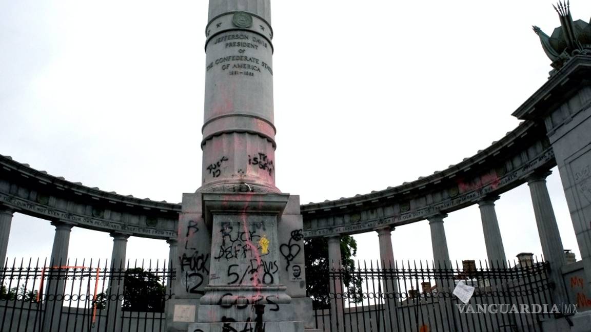 $!Monumentos y estatuas son víctimas de la ira y las protestas antirracistas en todo el mundo (fotos)