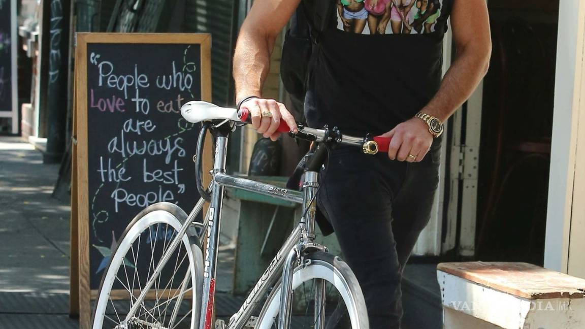 $!Justin Theroux es fanático de esta cantante latina y lo demuestra con esta playera