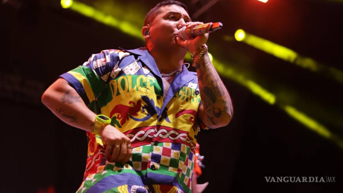$!‘La Trakalosa’ Y Edwin Luna llenan el Teatro del Pueblo en la ‘Feria de Saltillo’; sus éxitos fueron coreados por miles de fans