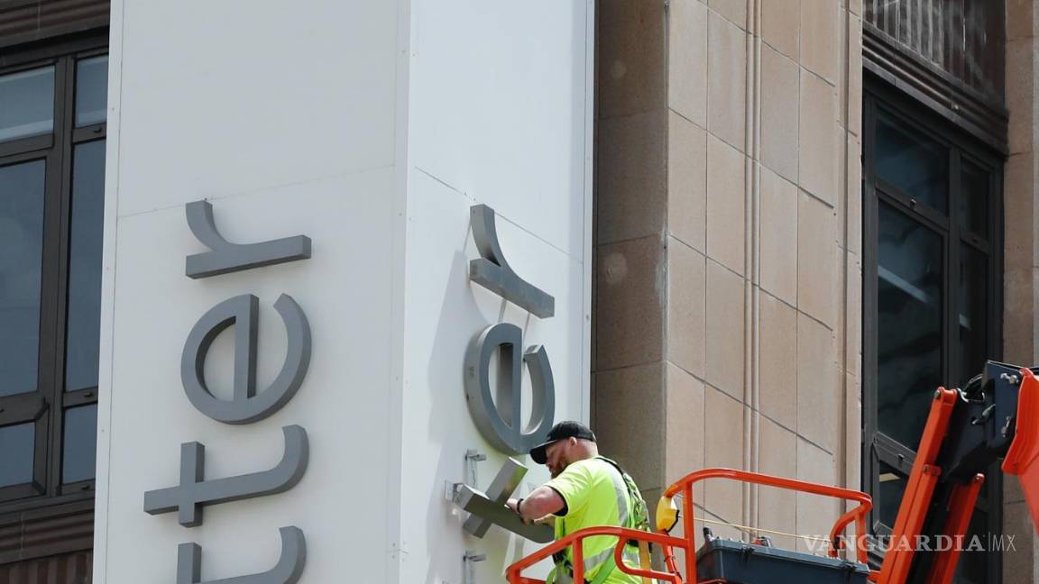 $!Trabajadores en San Francisco cambian la icónica seña de identidad de Twitter por la letra X con la que Elon Musk, ha decidido llamar a esta red social.