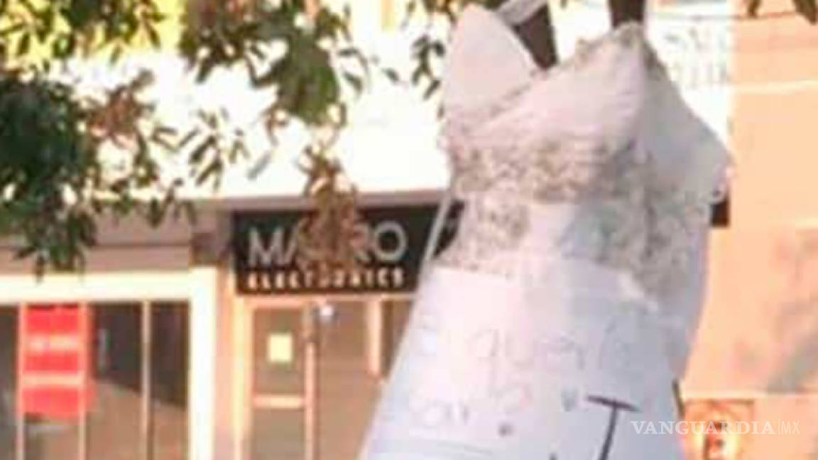 $!"¿Te querías casar? perro infiel", exhiben infidelidad colgando vestido de novia