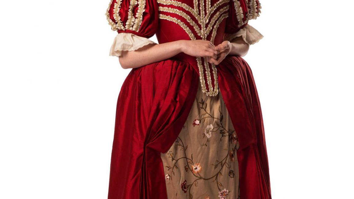 $!Maisie Williams: 20 años de glamour medieval