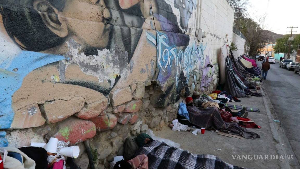 Siguen durmiendo en calles de Saltillo decenas de migrantes