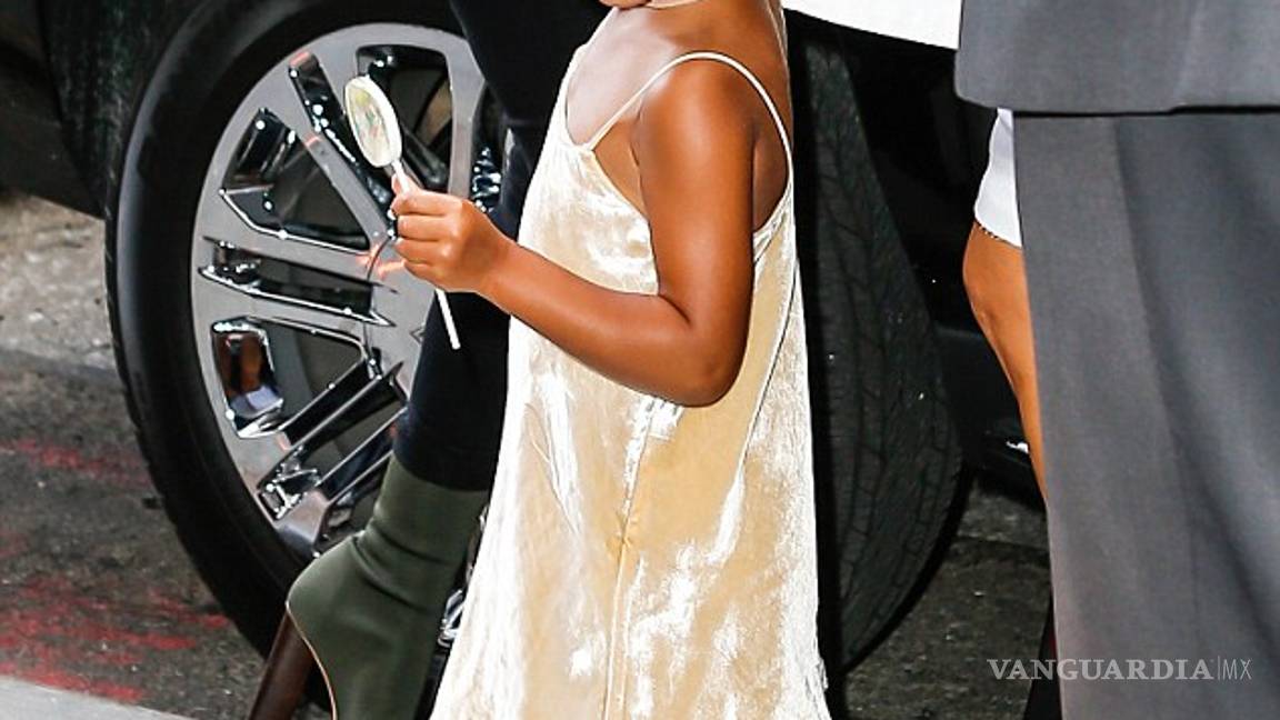 $!La dulce vida de North West: La pequeña usa un mini bolso Fendi de dos mil dólares