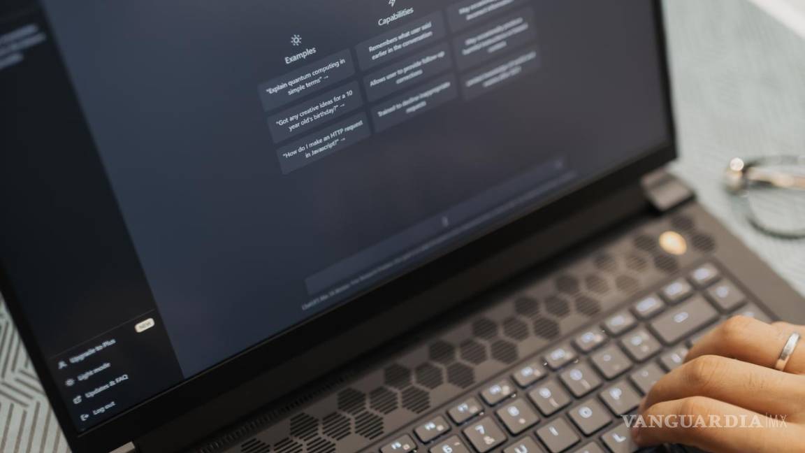 $!Interactuando con un 'chatbot' mediante una laptop.