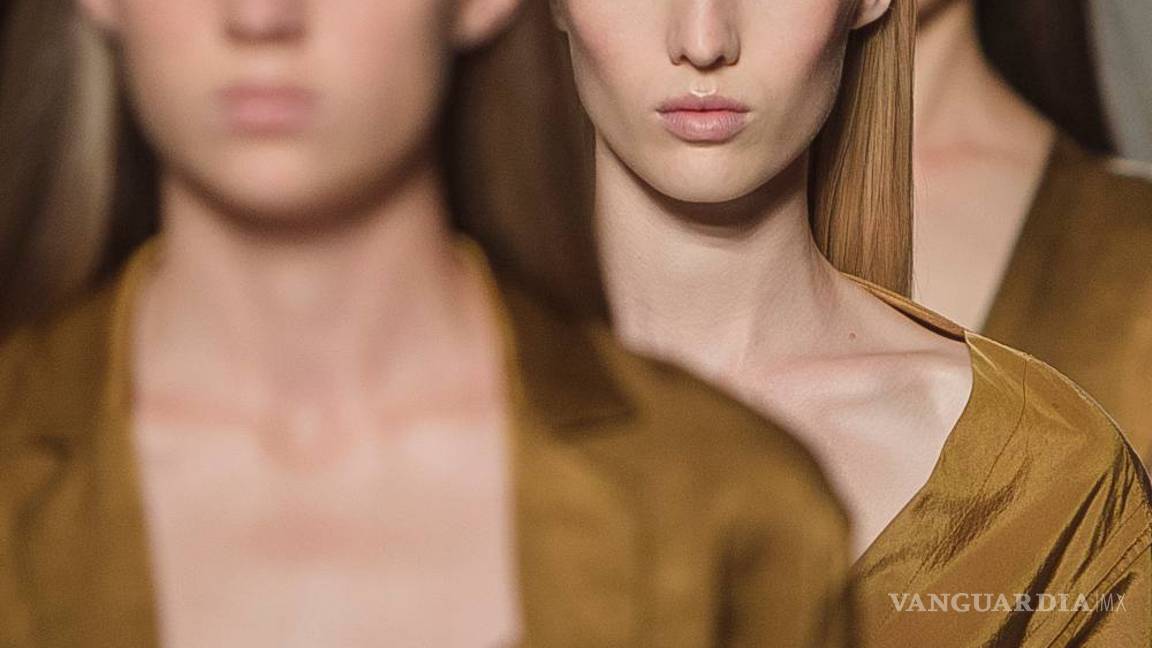 $!Victoria Beckham apuesta por una primavera en terciopelo