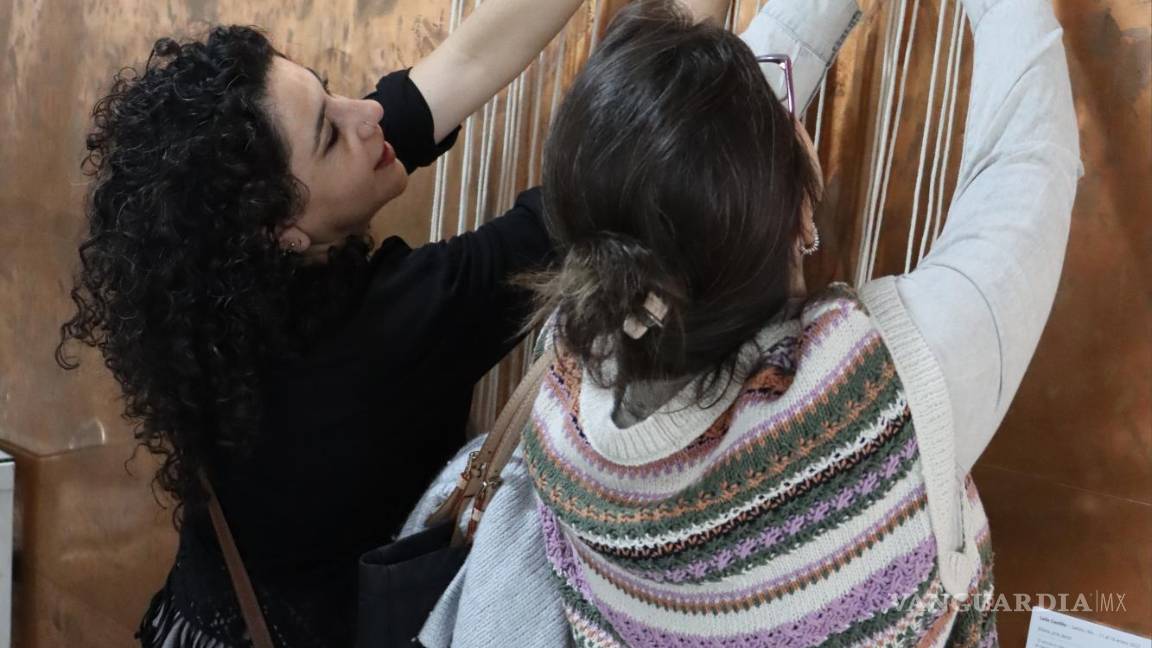 $!La artista textil Laila Castillo preparó un telar que se irá armando con la participación de los y las asistentes a la exposición.