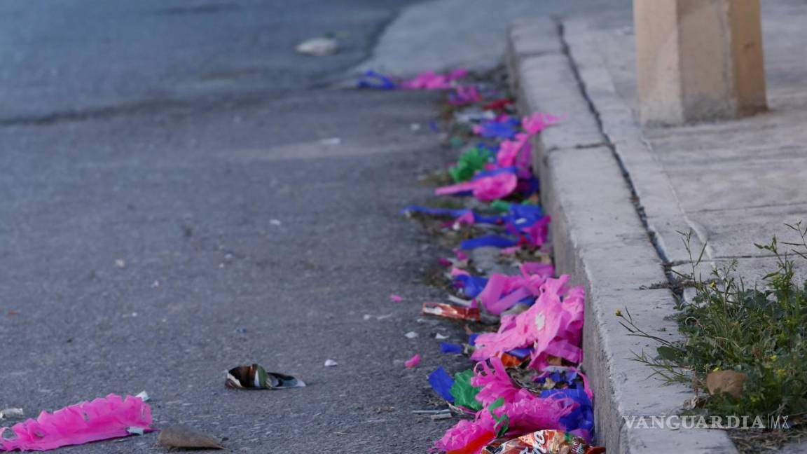 $!Restos de piñatas rotas contaminan las calles de Saltillo el día de Navidad.