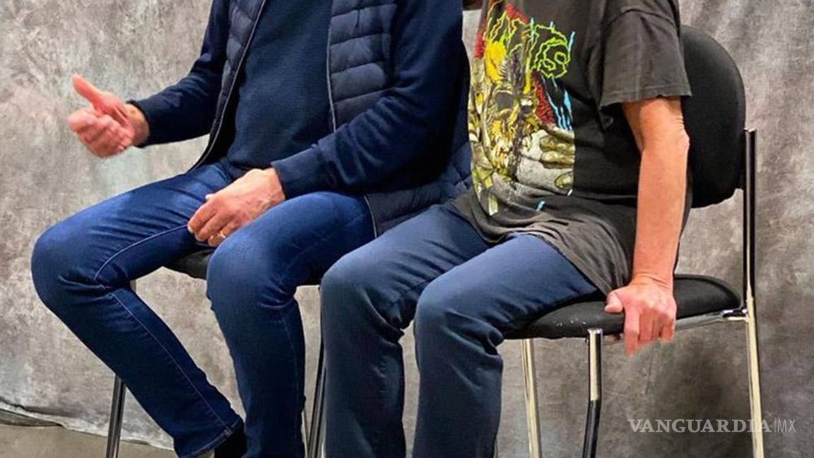 $!Lloyd, de 82 años, también publicó una foto de su reunión, que mostraba al dúo en medio de una conversación mientras estaba sentado en unas sillas altas.
