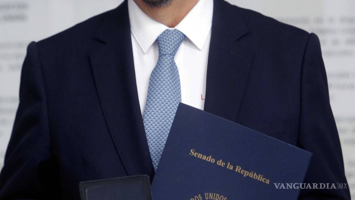 $!Después de 12 años, Napoleón Gómez Urrutia regresa a México para registrarse como senador