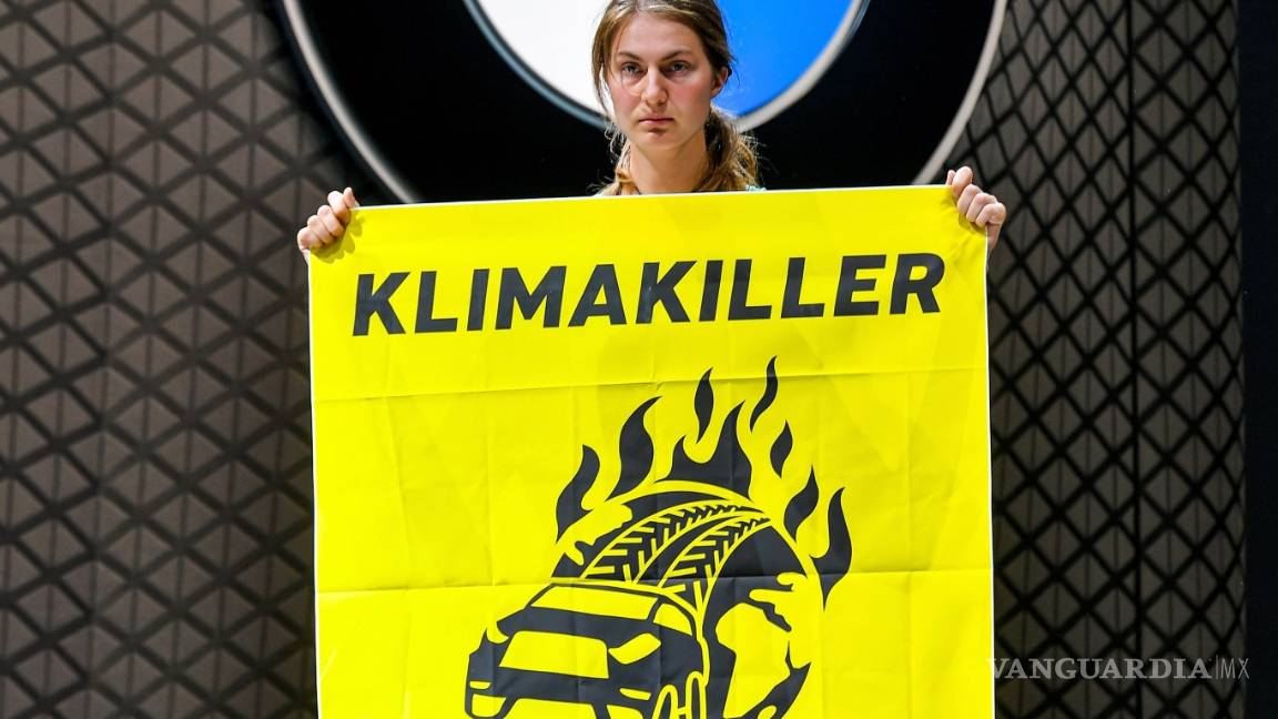 $!Activistas de Greenpeace irrumpen y se suben en los autos del Salón Internacional del Automóvil de Frankfurt, ve estas imágenes