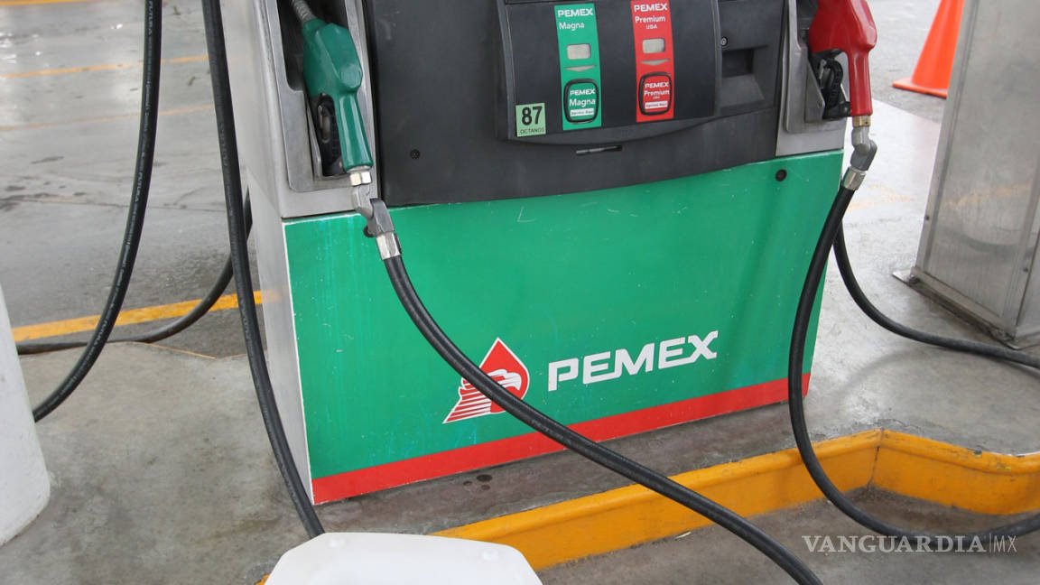 Gasolineras de Saltillo reportan un precio pero venden más caro el combustible