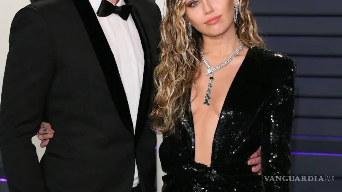 $!Captan a Miley Cyrus echándole una mirada matadora a Hemsworth (Fotos)