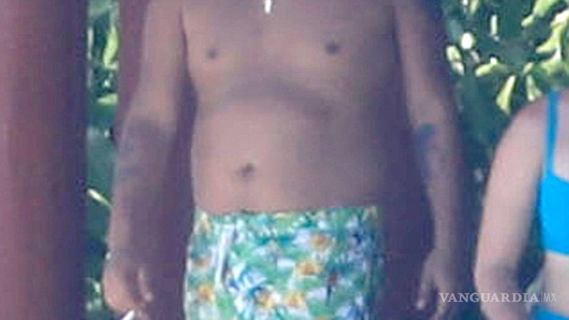 $!Bruno Mars luce 'barriga' al lado de su escultural novia en la riviera nayarita