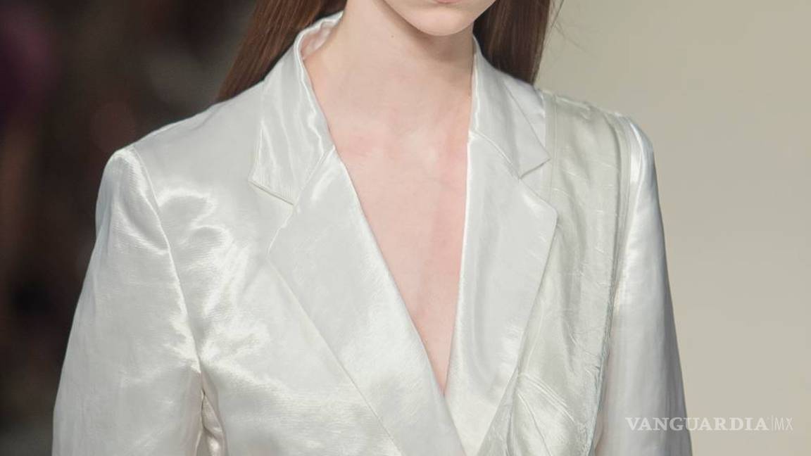 $!Victoria Beckham apuesta por una primavera en terciopelo