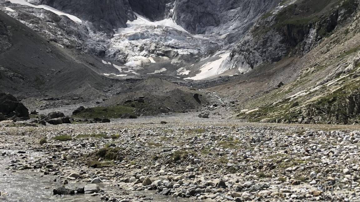 $!Una vista del glaciar Petit Vignemale, a la izquierda, y las Oulettes, a la derecha, en la cara norte del macizo de Vignemale en la cordillera de los Pirineos, visto desde el valle de Gaube en el sur de Francia. AP/Aritz Parra