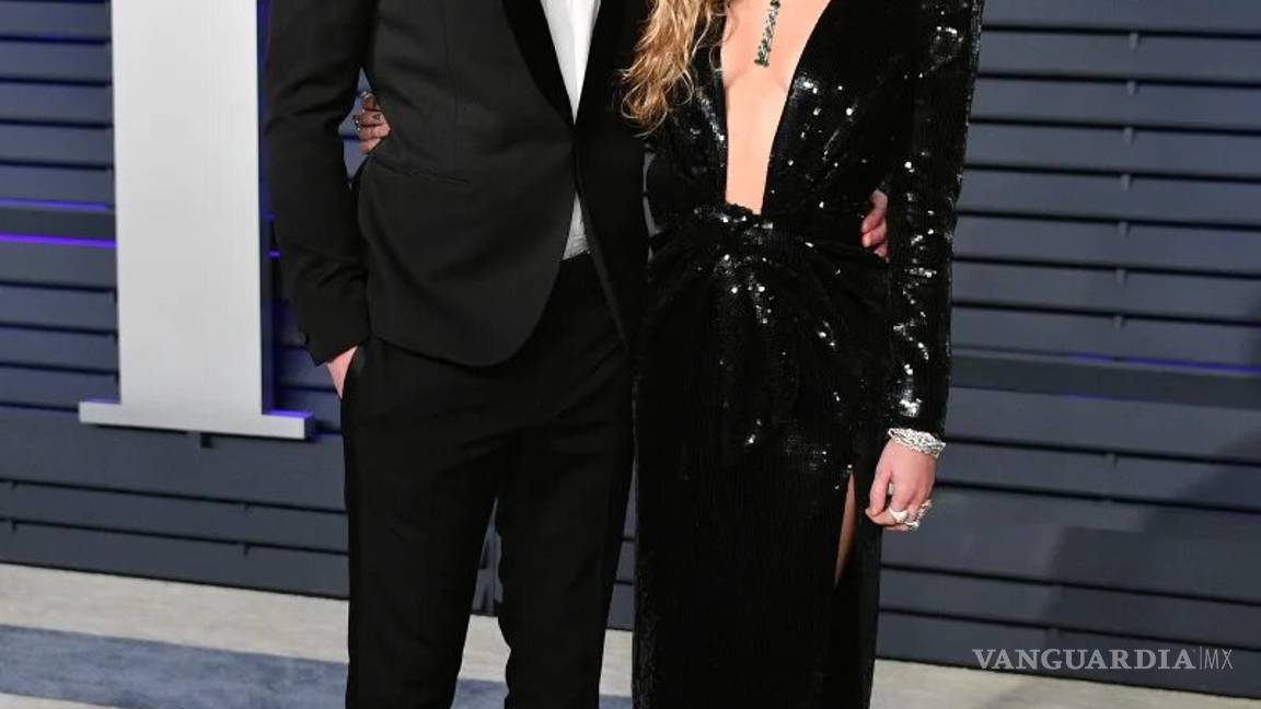 $!Captan a Miley Cyrus echándole una mirada matadora a Hemsworth (Fotos)