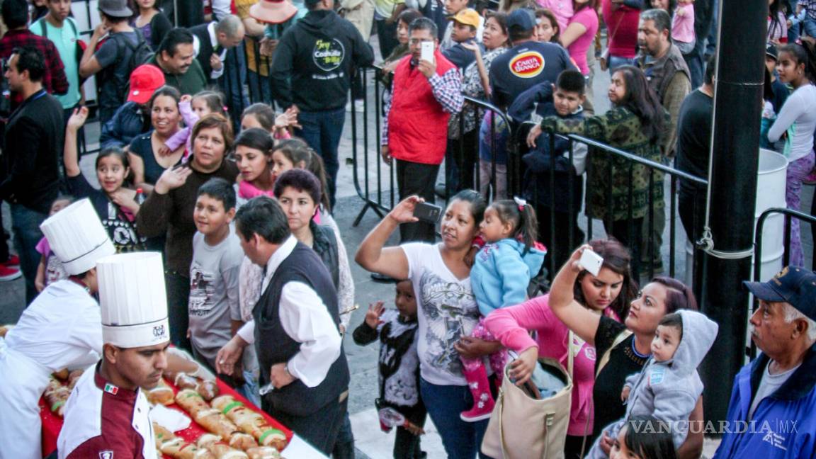 $!Saltillenses comparten gigantesca Rosca de Reyes