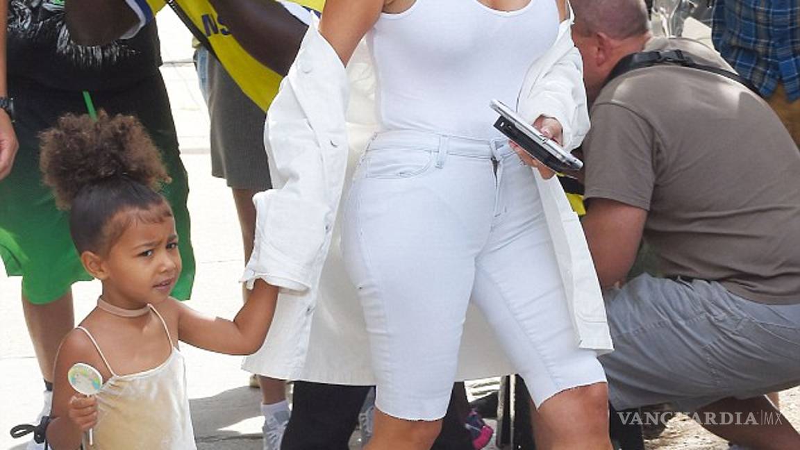 $!La dulce vida de North West: La pequeña usa un mini bolso Fendi de dos mil dólares