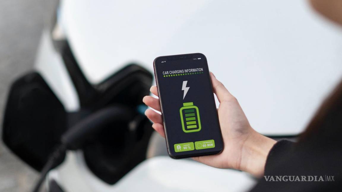 $!Usuario observando el nivel de carga de su coche eléctrico.