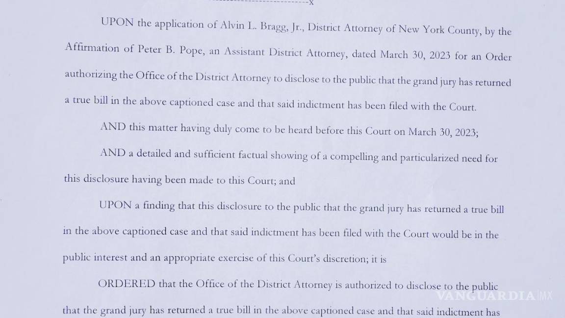 $!Una copia de una orden del juez Juan Manuel Merchan, que preside el caso del expresidente Donald Trump en Nueva York.