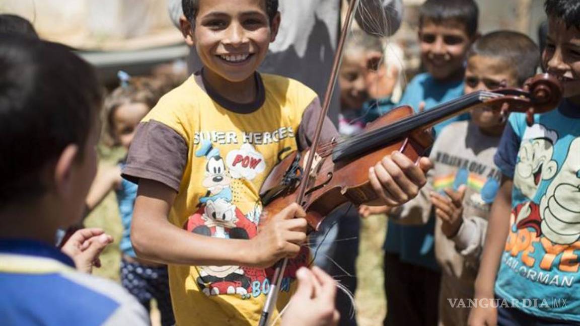 $!"No basta con dar de comer a refugiados, hay que darles un futuro”: Malikian