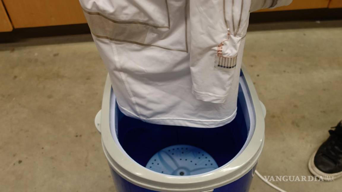 $!La camiseta 'generadora' puede lavarse sin usar detergente. EFE/UC San Diego