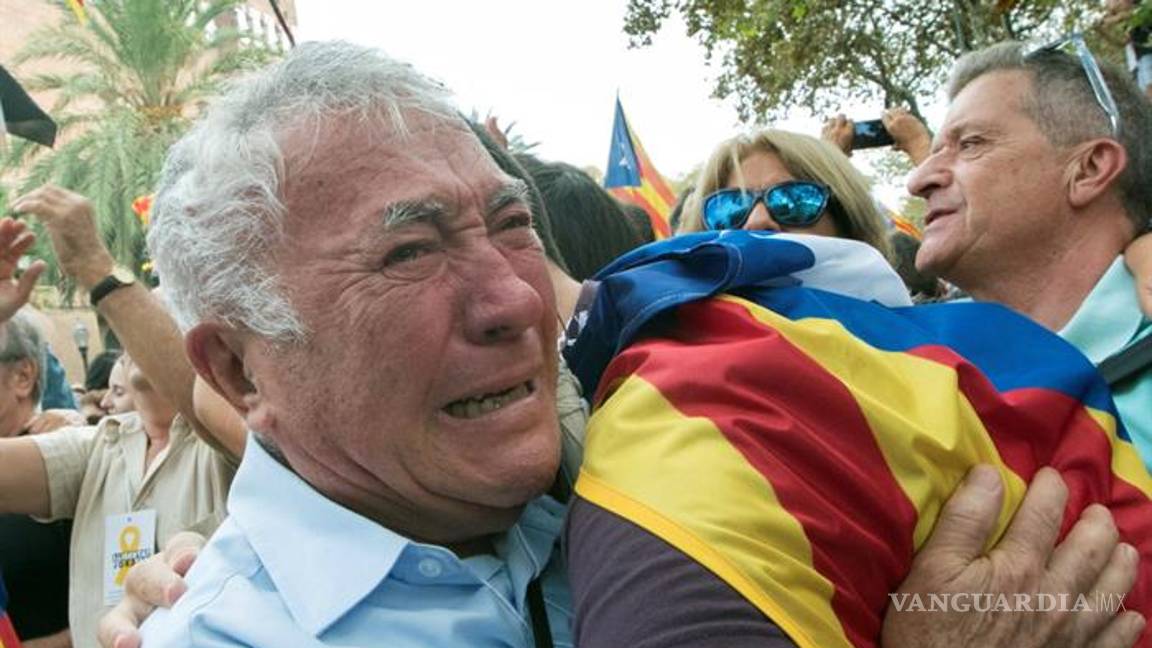 $!Tras votación en Cataluña, la gente grita "¡visca (viva) la República!"