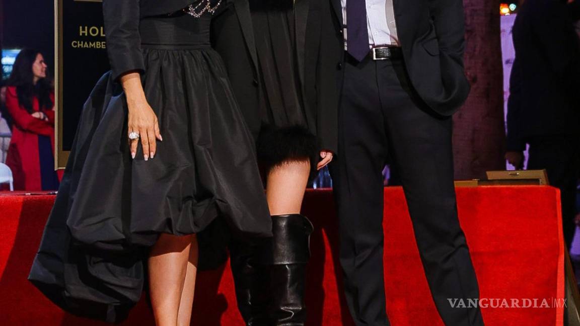 $!Salma Hayek posa con su hija, Valentina Paloma Pinault, y su esposo, Francois-Henri Pinault, frente a su estrella recién revelada en el Paseo de la Fama en Hollywood (EU). EFE/Phillip Kim