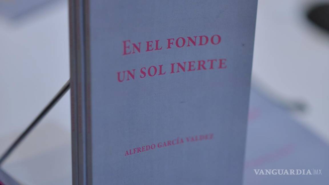 $!El primer libro editado y publicado por la Facultad de Ciencia, Educación y Humanidades, de la Universidad Autónoma de Coahuila | FOTO: OMAR SAUCEDO