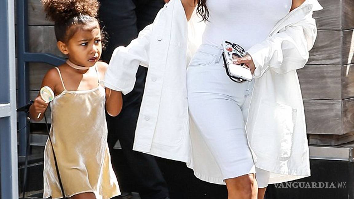 $!La dulce vida de North West: La pequeña usa un mini bolso Fendi de dos mil dólares