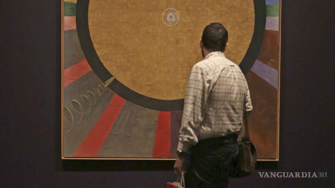 $!Un hombre observa la serie Retablos de la artista sueca Hilma af Klint .EFE/Jorge Zapata